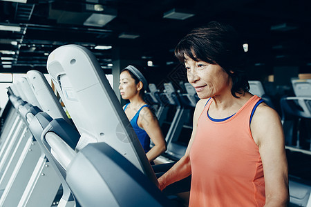 中年成熟女性在跑步机上健身图片