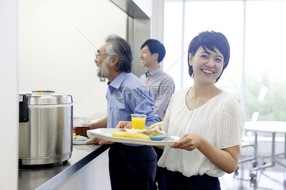 员工食堂自助取餐的职场人士图片