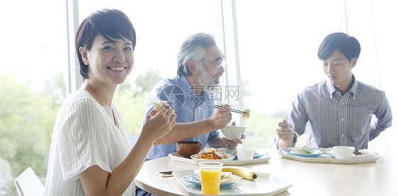 员工自助餐厅吃饭的职员们图片