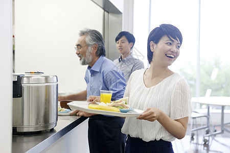 员工食堂自助取餐的职场人士图片