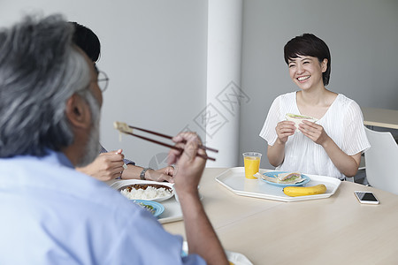 员工正在食堂里吃饭图片