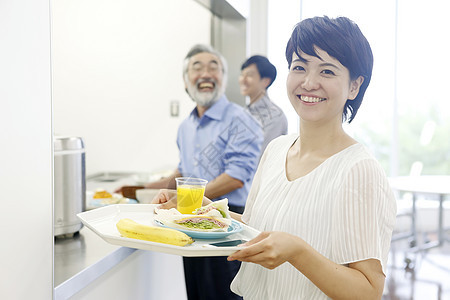 员工正在食堂里吃饭图片