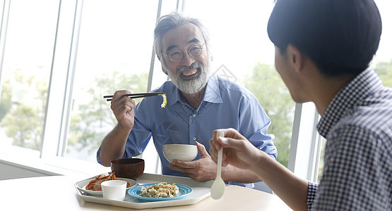 员工正在食堂里吃饭图片