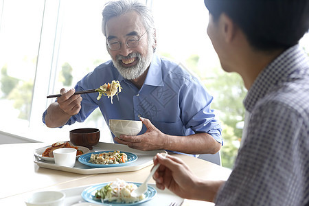 两位男员工正在食堂里吃饭图片