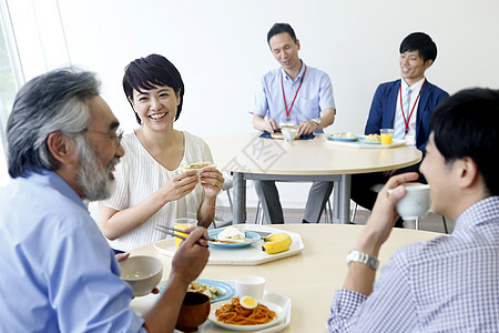 员工们正在食堂里吃饭图片