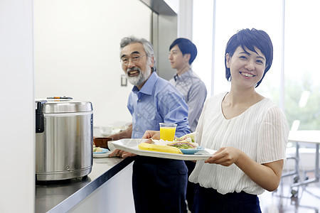 员工食堂自助取餐的职场人士图片