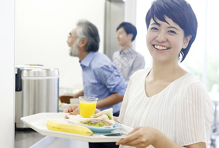 员工食堂自助取餐的职场人士图片