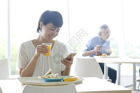 员工自助餐厅吃饭的女职员图片