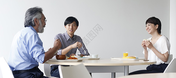员工在公司食堂吃自助午餐图片