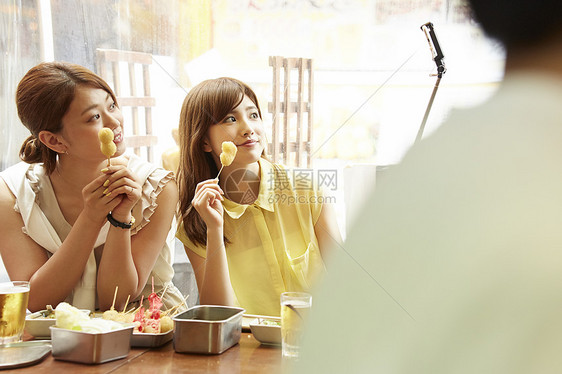 女性好友在日式店里吃炸串图片