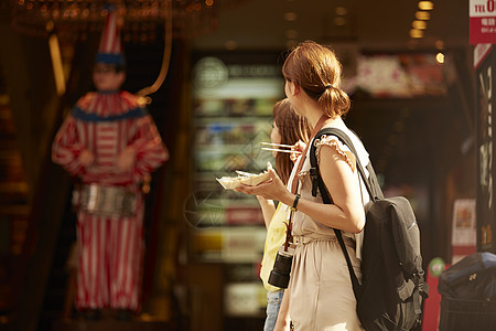 闺蜜观光大阪街头一起吃小食图片