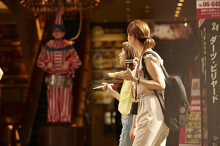 章鱼烧在大阪街头观光吃美食的好朋友们背景