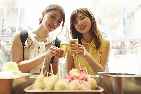 年轻美女闺蜜旅游享受美食图片