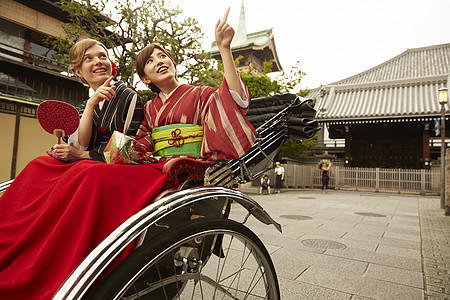 乘坐人力车的外国妇女和日本妇女图片