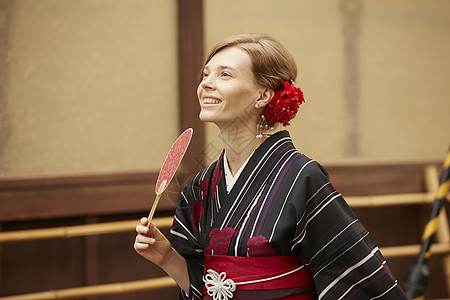 素材高清图片日本和服美女手握扇子特写高清图片手绘古风山水图案扇子