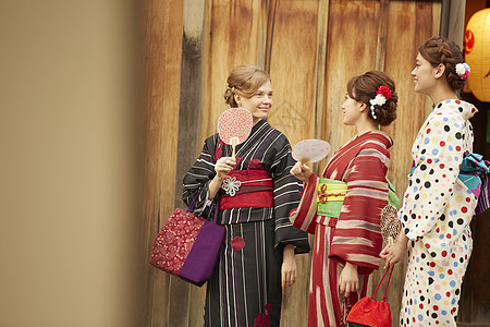 穿日式和服拿着扇子游玩的女性肖像图片
