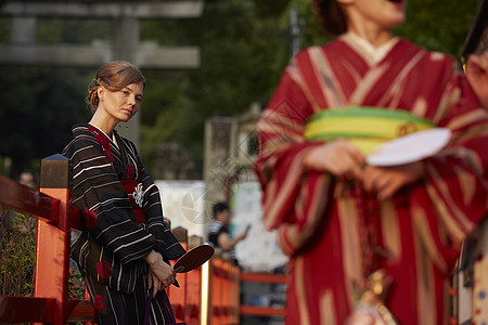 一位穿和服的外国女子观光古都图片