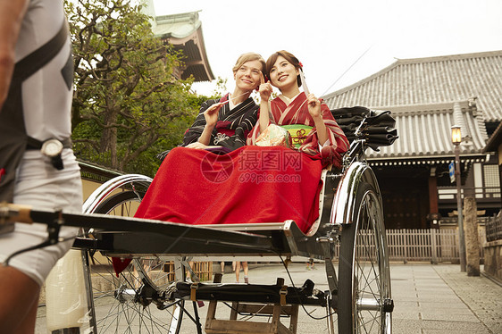 乘坐人力车的外国妇女和日本妇女图片