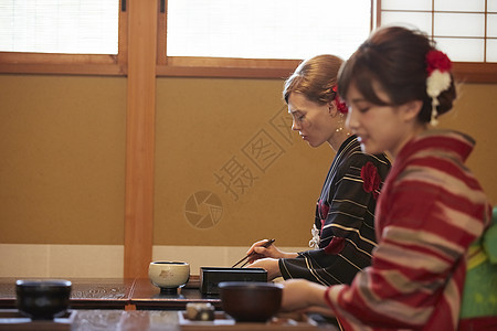 在日式餐厅内穿和服吃饭的女性肖像图片