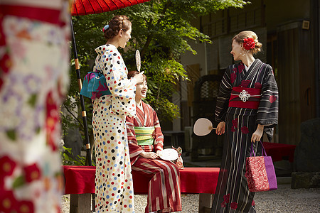 外国妇女和日本妇女在古都度假景点旅行图片