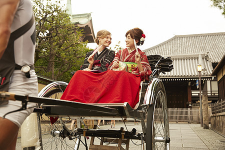 乘坐人力车的外国妇女和日本妇女图片