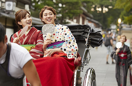 乘坐人力车的外国妇女和日本妇女图片