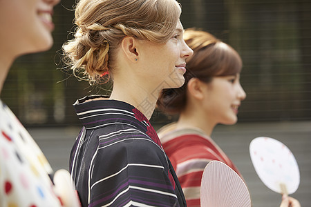 在古都度假景点旅行的外国妇女和日本妇女图片