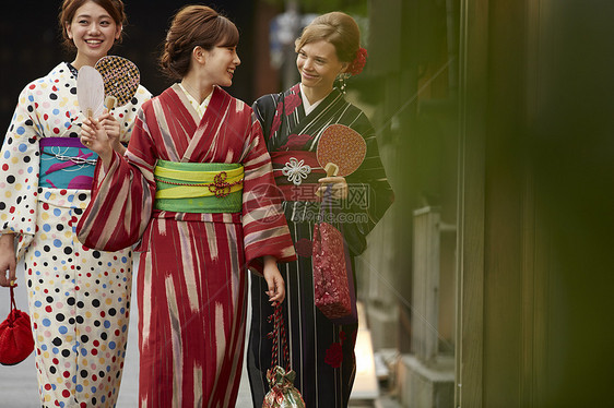 外国妇女在古都和日本妇女旅行图片