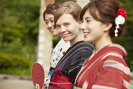 外国妇女在古都和日本妇女旅行观光图片