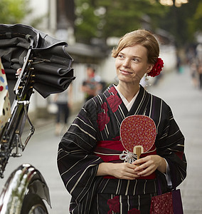 一位外国女子观光古都图片