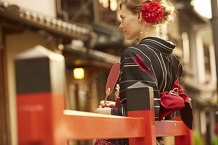 日本街头身穿和服的外国女性图片