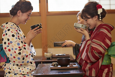 穿着和服的甜美女子图片