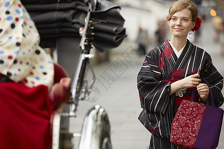 一位外国女子观光古都图片