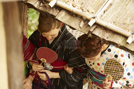 外国妇女在古都和日本妇女旅行图片