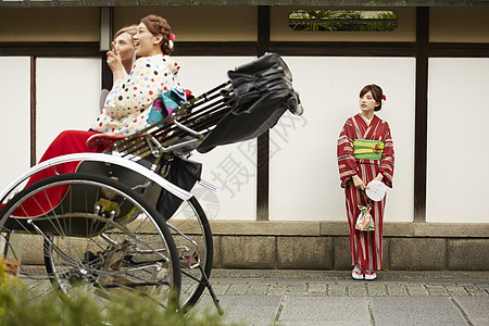 外国妇女乘坐人力车图片