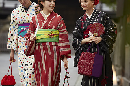 年轻美女与外国友人体验和服旅行图片