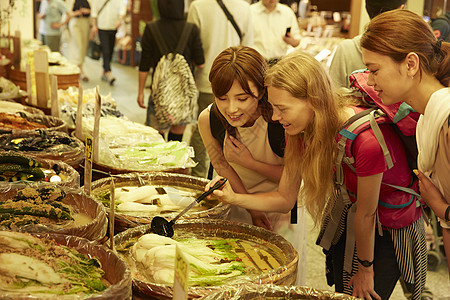 外国旅客体验当地市场美食图片