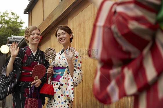 年轻美女与外国友人体验和服图片