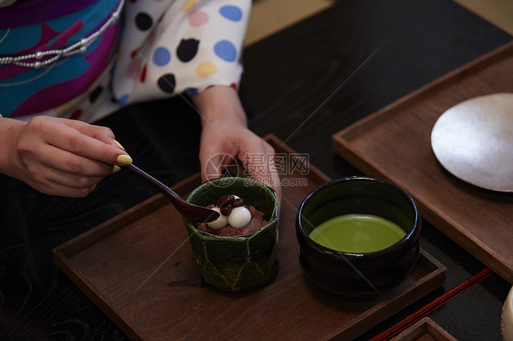 体验日本茶道和点心特写图片