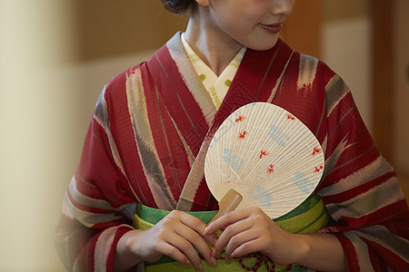 日本和服美女手握扇子特写图片