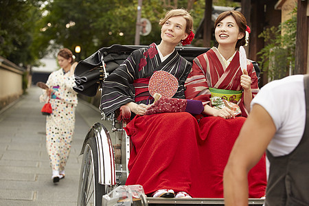 乘坐人力车的外国妇女和日本妇女图片