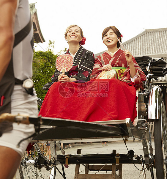 两位妇女乘坐人力拉车图片