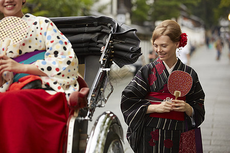 一位外国女子观光古都图片