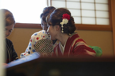 外国妇女在古都和日本妇女旅行图片