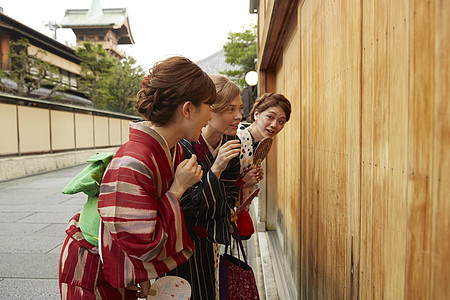 在古都外国妇女和日本妇女旅行图片