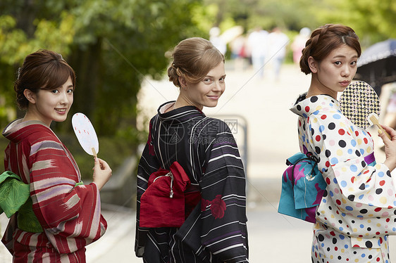 在古都外国妇女和日本妇女旅行图片