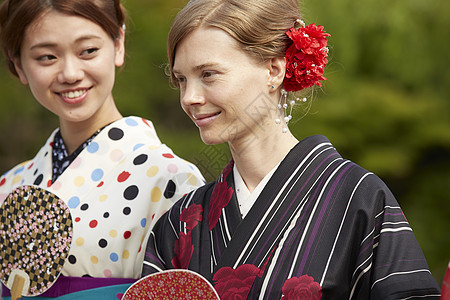 在古都外国妇女和日本妇女旅行图片