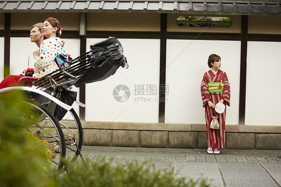 乘坐人力车的外国妇女和日本妇女图片