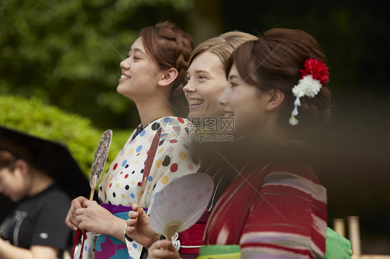 年轻美女与外国友人体验和服图片