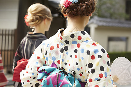 年轻美女与外国友人体验和服旅行背影图片